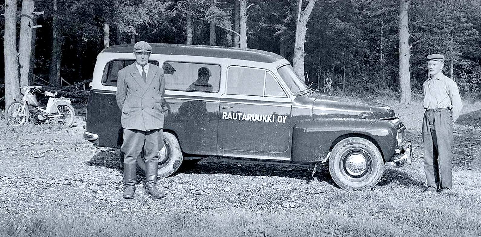 Синій Volvo Duett із водієм та надписом компанії Rautaruukki Oy в 1962 році – FinnMetal